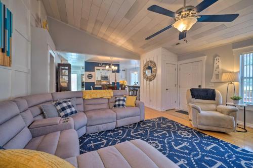 Ruang duduk di Peaceful Wilmington Home Near Beach and Downtown!