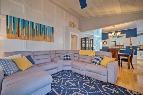 Ruang duduk di Peaceful Wilmington Home Near Beach and Downtown!