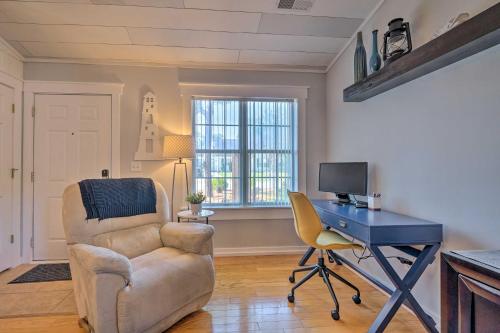 Televisyen dan/atau pusat hiburan di Peaceful Wilmington Home Near Beach and Downtown!