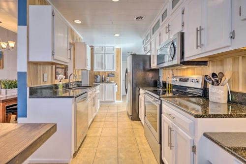Dapur atau dapur kecil di Peaceful Wilmington Home Near Beach and Downtown!