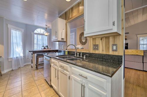 Dapur atau dapur kecil di Peaceful Wilmington Home Near Beach and Downtown!