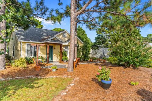 Taman di luar Peaceful Wilmington Home Near Beach and Downtown!