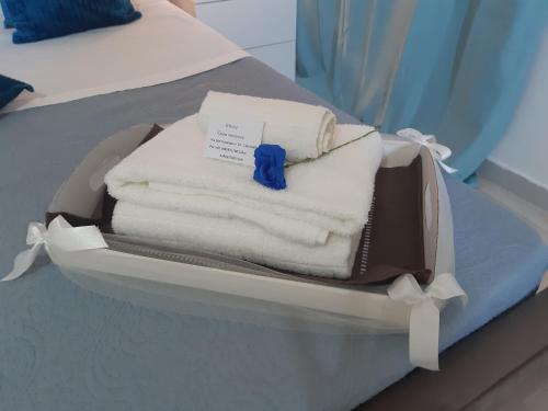 una valigia piena di asciugamani su un letto di Ettore Casa Vacanze a Comiso