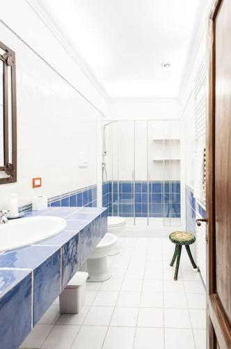 a bathroom with a tub and a toilet and a sink at Favolosa Villa in Toscana in Lucignano