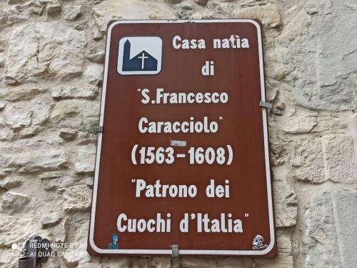 a sign on the side of a stone wall at La Casetta del Custode in Villa Santa Maria