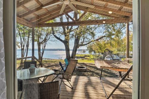 a screened porch with a view of the water at Lovely Toledo Bend Studio with Scenic Views! in Many