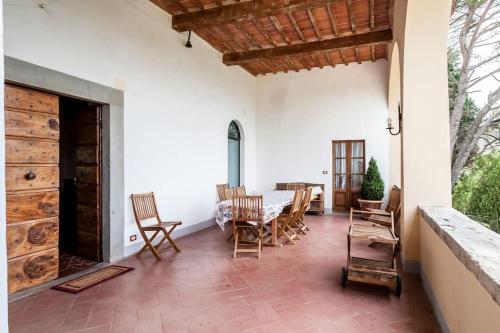 a dining room with a table and chairs at Favolosa Villa in Toscana in Lucignano
