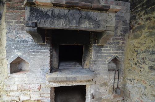an old brick oven in the side of a building at Favolosa Villa in Toscana in Lucignano