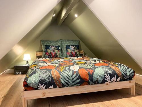 Un pat sau paturi într-o cameră la L’Amazonite - Etretat
