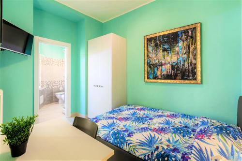 ローマにあるHostly - Art & Color Rome Midtown - 3BR 2BAのベッドルーム1室(ベッド1台付)が備わります。壁には絵画が飾られています。