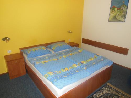 Una cama o camas en una habitación de Hotel Pri Belokranjcu