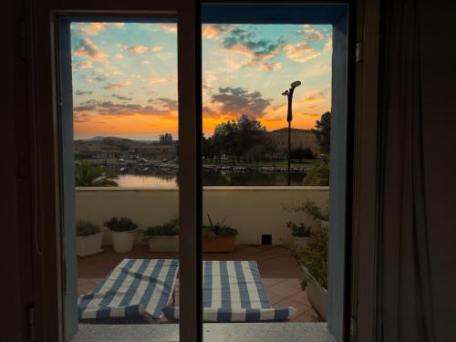 Blick auf den Sonnenuntergang von einer Terrassentür in der Unterkunft La Terrazza Guesthouse in Olbia