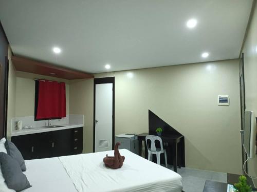 Un dormitorio con una cama con un mono. en Casita Isla Beach Inn en Boracay