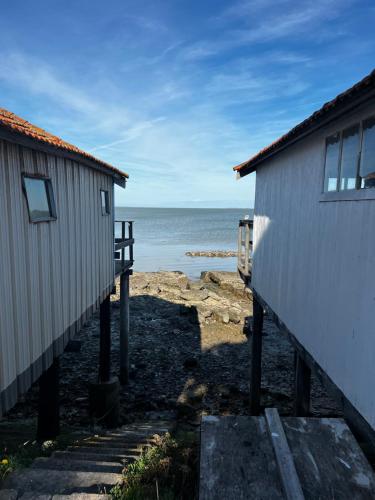Deux maisons sur la plage près de l'océan dans l'établissement L'étoile de mer, à Bourcefranc