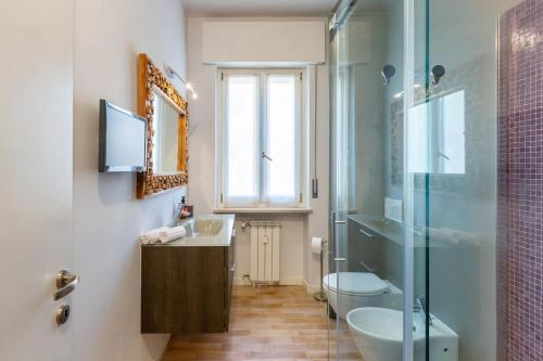 e bagno con servizi igienici, lavandino e doccia. di Pao Apartment - Navigatori a Verona