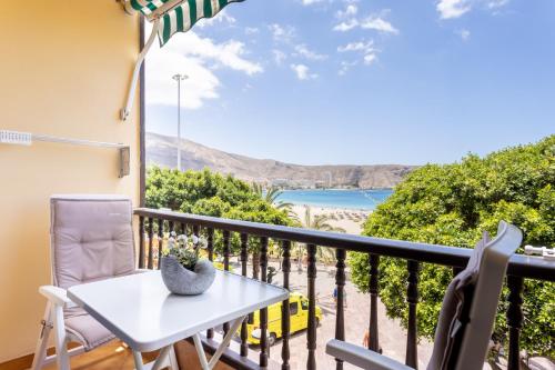 Seafront studio with beach view in the center of Los Cristianos