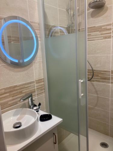 une salle de bain avec un lavabo et un miroir dans l'établissement Le Foch, à Châlons-en-Champagne