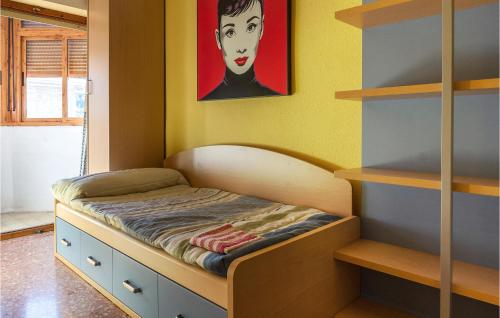 Ce lit se trouve dans un dortoir orné d'une peinture murale. dans l'établissement Awesome Apartment In Montalbn With Wifi, à Montalbán