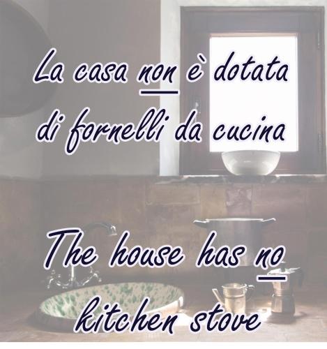 ein Bild von einer Küche mit einem Waschbecken und einem Fenster in der Unterkunft Il Nibbio - Il Rifugio del Viandante in Morano Calabro