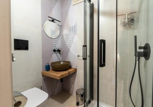 bagno con doccia, lavandino e servizi igienici di SAN BARTOLOMEO BAROQUE a Scicli