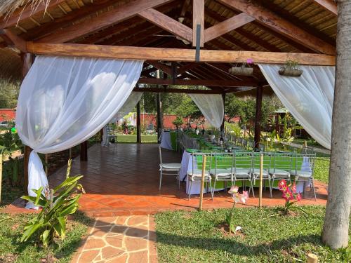 Ein Garten an der Unterkunft Abenteuer für die ganze Familie - Großzügiges Haus im ZenGarden Paraguay