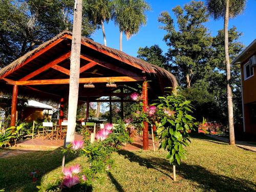 Ein Garten an der Unterkunft Abenteuer für die ganze Familie - Großzügiges Haus im ZenGarden Paraguay