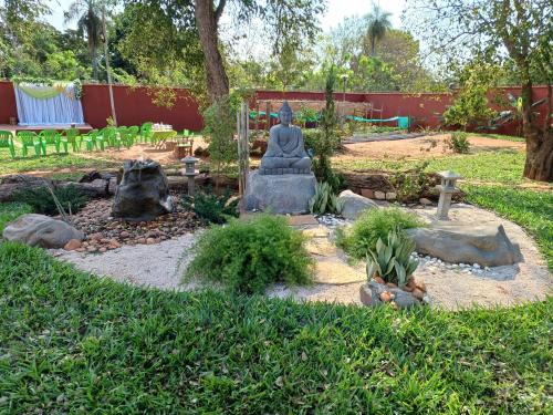 Ein Garten an der Unterkunft Abenteuer für die ganze Familie - Großzügiges Haus im ZenGarden Paraguay