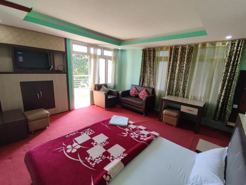 1 dormitorio con 1 cama y sala de estar en Hotel La Casa, en Namchi