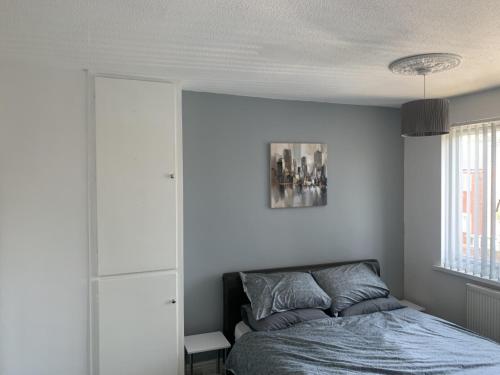 a bedroom with a bed and a ceiling at Cheerful 3 bedroom Townhouse in Leeds