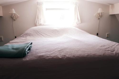 En eller flere senge i et værelse på Olga's Cottage