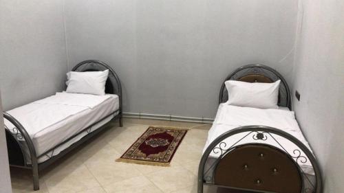 two twin beds in a room with at ESCALE 1midelt in Midelt