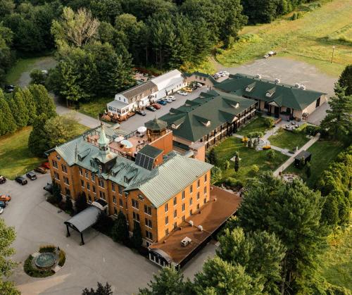 an overhead view of a large building with a green roof at Hotel Montfort Nicolet in Nicolet
