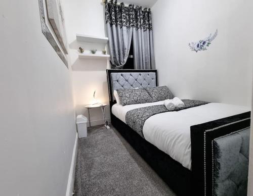 a bedroom with a black and white bed and a window at *6B7R* Setup for your most relaxed & amazing stay + Free Parking + Free Fast WiFi* in Morley