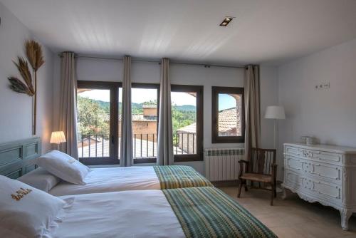 1 dormitorio con 1 cama grande y balcón en La Vila d'Argençola - Apartamentos, en Castellnou de Bages