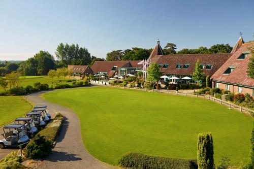 vista sul campo da golf di un resort di Ufford Park Resort a Woodbridge