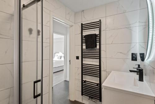 uma casa de banho com um lavatório e um espelho em Lappertemento em Willebroek