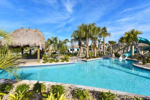 - une piscine dans un complexe avec toboggan dans l'établissement DWS Vacation Villas, à Orlando