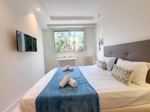 une chambre avec un lit avec deux serviettes dessus dans l'établissement Nestor&Jeeves - ANGLICAN TERRASSE - Central - Very close sea, à Nice