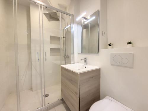 une salle de bain avec une douche, un lavabo et des toilettes dans l'établissement Nestor&Jeeves - ANGLICAN TERRASSE - Central - Very close sea, à Nice