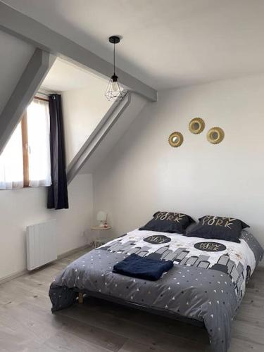 a bedroom with a large bed in a attic at Maison Mitoyenne avec cour + parking in Sainte-Savine
