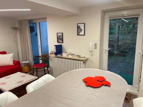 Cette chambre comprend une table avec un animal rouge. dans l'établissement appart privé dans villa meinau résidentiel, à Strasbourg