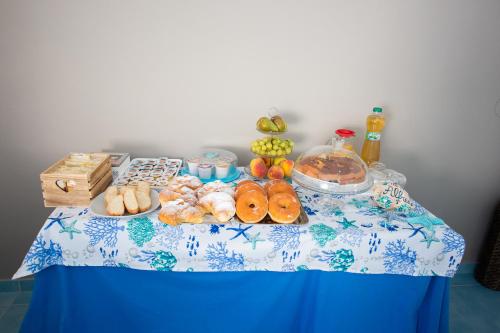 een tafel met verschillende soorten brood en gebak bij Hotel da Alfredo in Castellabate