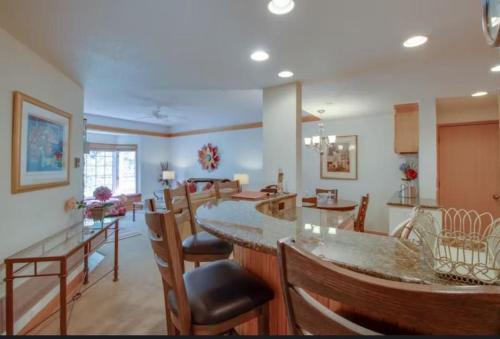 Gallery image of Luxury Charter 2 Bedroom Vacation Rental With Quick Access To The Ski Slopes And Beaver Creek Village in Beaver Creek