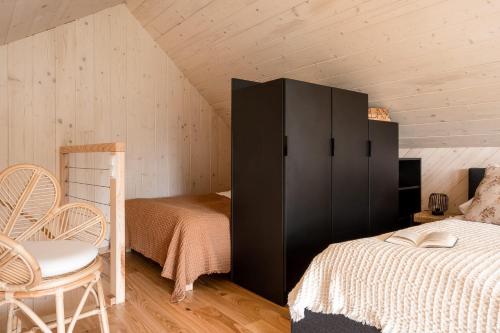 Gdów的住宿－Wy_spa_Podolany，一间卧室,配有黑橱柜,旁边是两张床