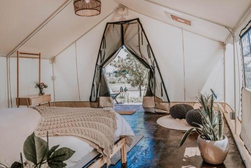 a bedroom with a bed in a tent at Salterra Glamping in Tequisquiapan