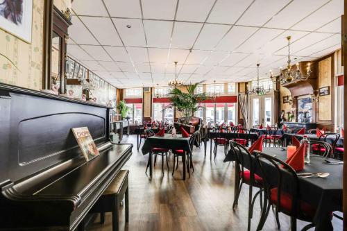 a restaurant with tables and chairs in a room at Hotel Restaurant 't Heerenlogement in Harlingen