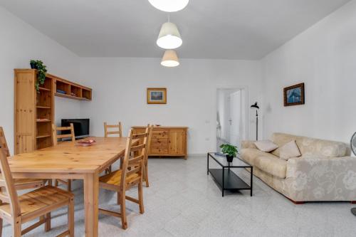 sala de estar con mesa de madera y sofá en A due passi dal ponte Apartment - Affitti Brevi Italia, en Gravina in Puglia