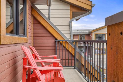Balkoni atau teres di Alluring Mountain View Condo - Right In The Heart Of Downtown - managed by Little Sister Getaways