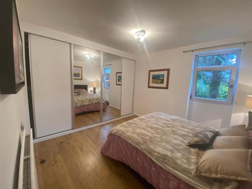 ein Schlafzimmer mit einem Bett und einem großen Spiegel in der Unterkunft Hidden gem in Central London Oval - Elephant and Castle in London