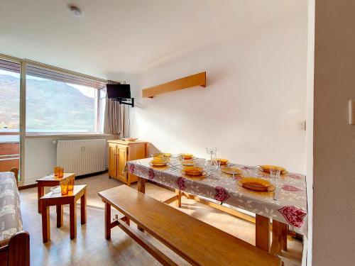 - un salon avec une table et des bols de nourriture dans l'établissement Duplex lumineux au pied des pistes avec balcon, parking gratuit et animaux acceptés - FR-1-344-1071, aux Menuires
